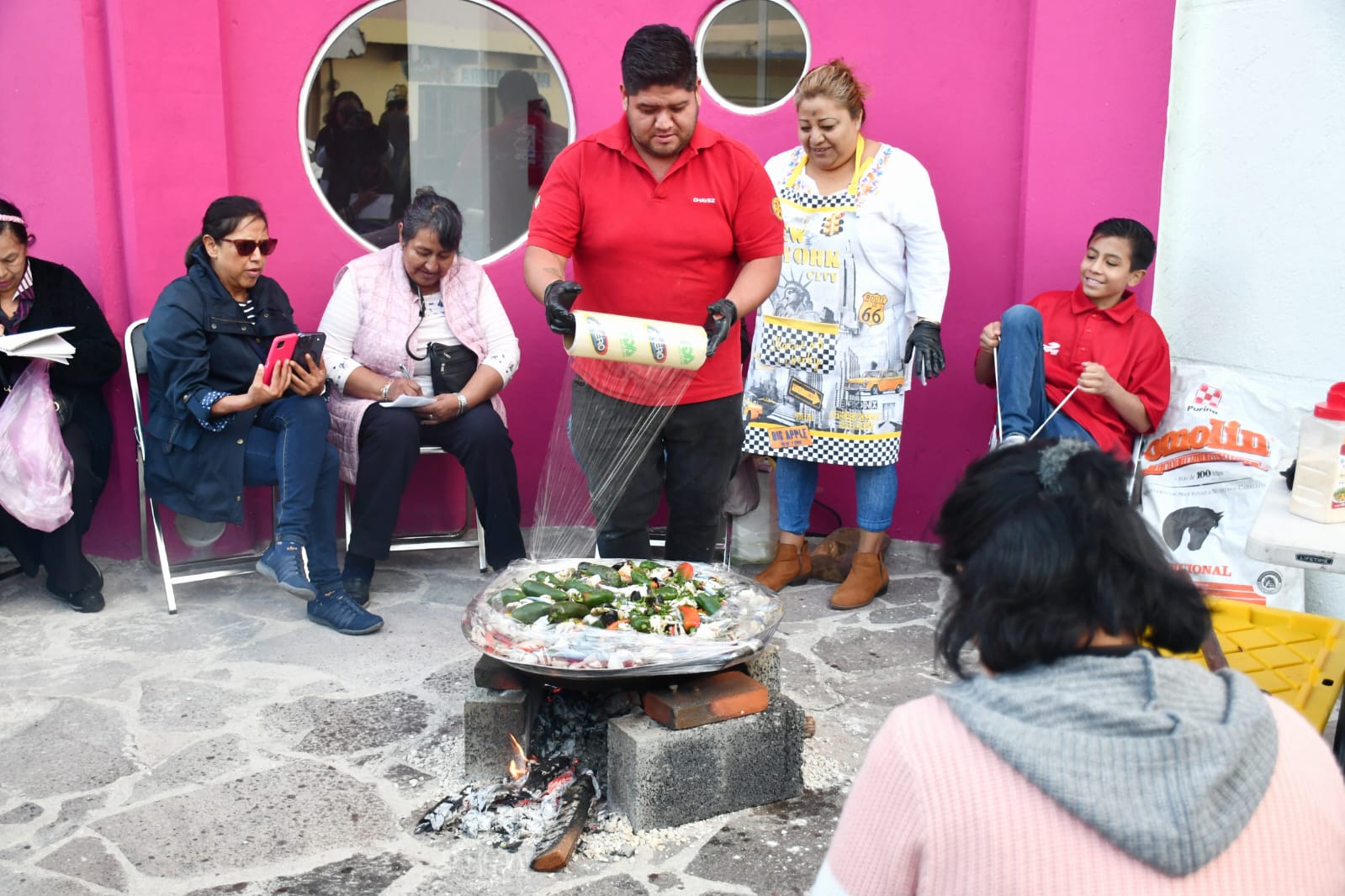 Aprenden a preparar platillos internacionales en taller de cocina que ofrece gobierno de Apetatitlán